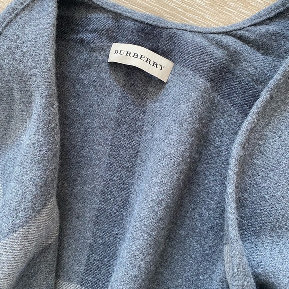 GORGEOUS Burberry grey to checkered reversible cape wrap. Wool! AMAZING 💕 - Picture 4 of 5